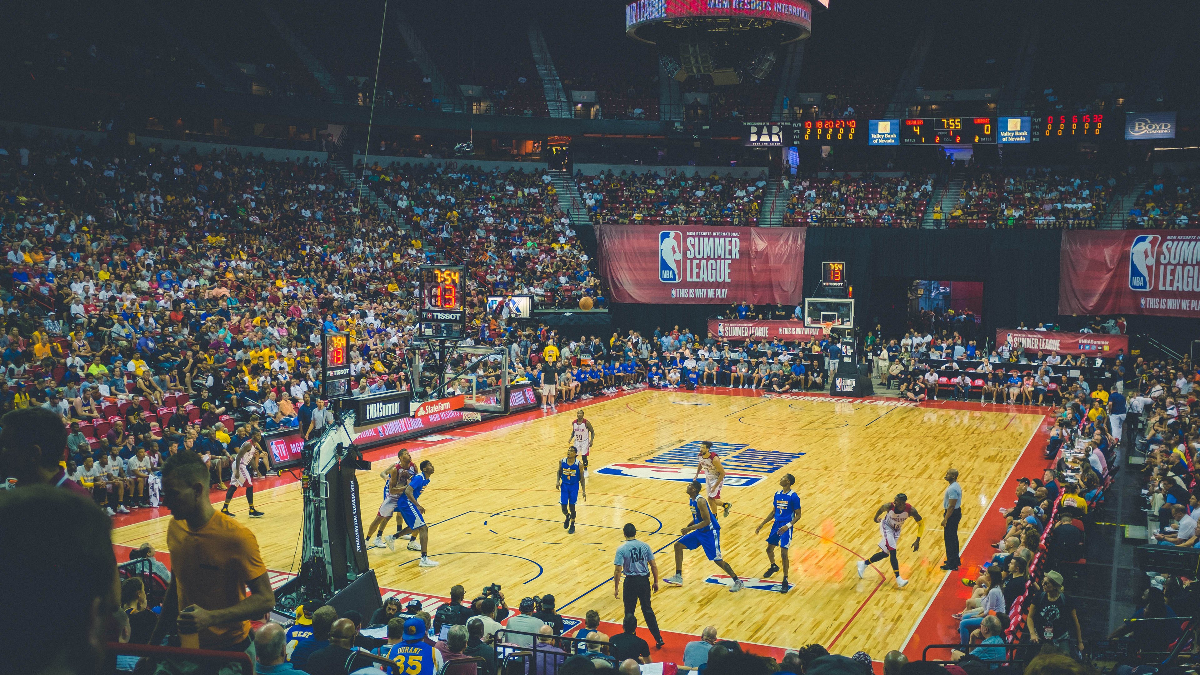 湖人在对阵掘金的比赛中，詹姆斯砍下50+，带队轻松取胜！，湖人对战掘金